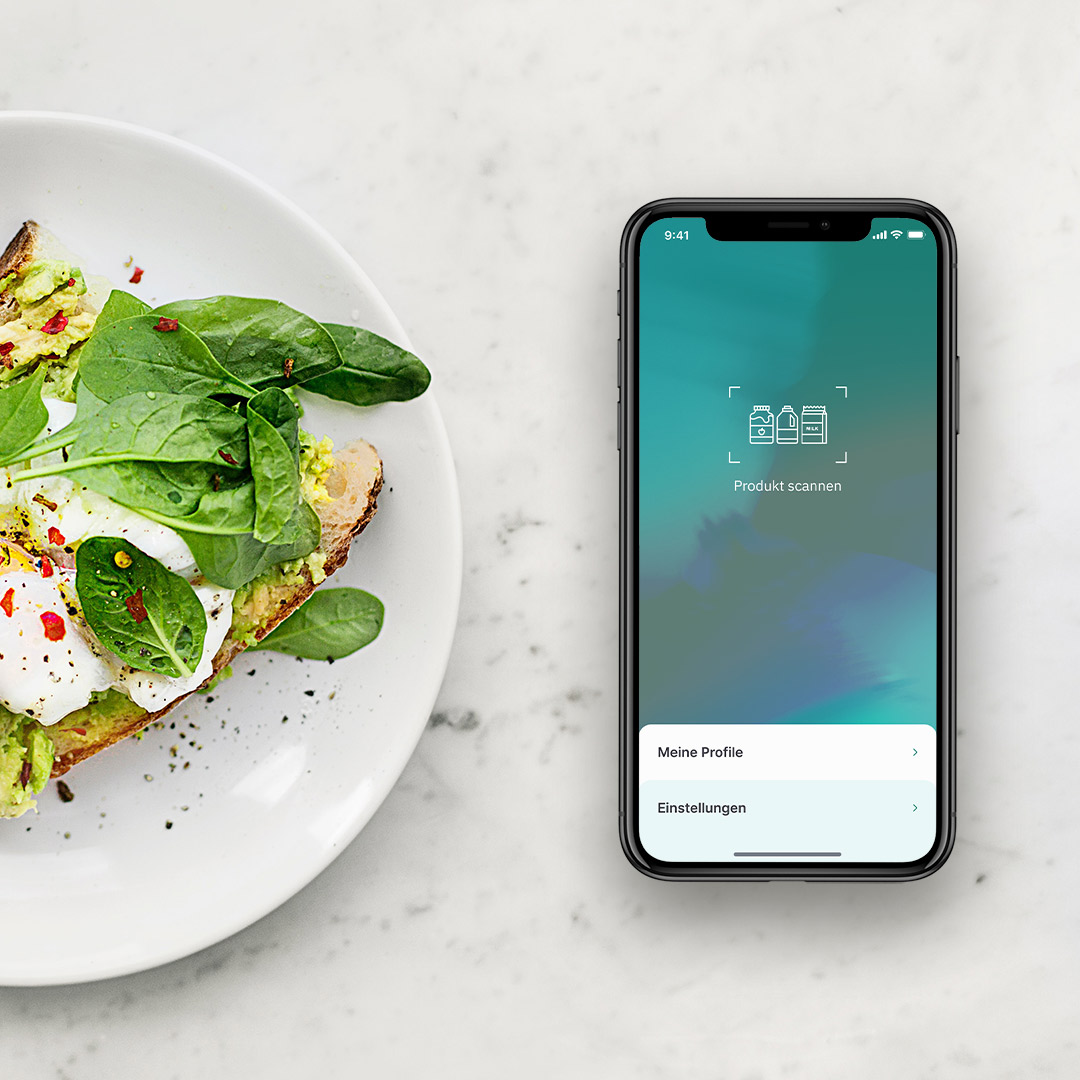 Bild Teller mit leckerem Essen und Handy mit der SoVi-App