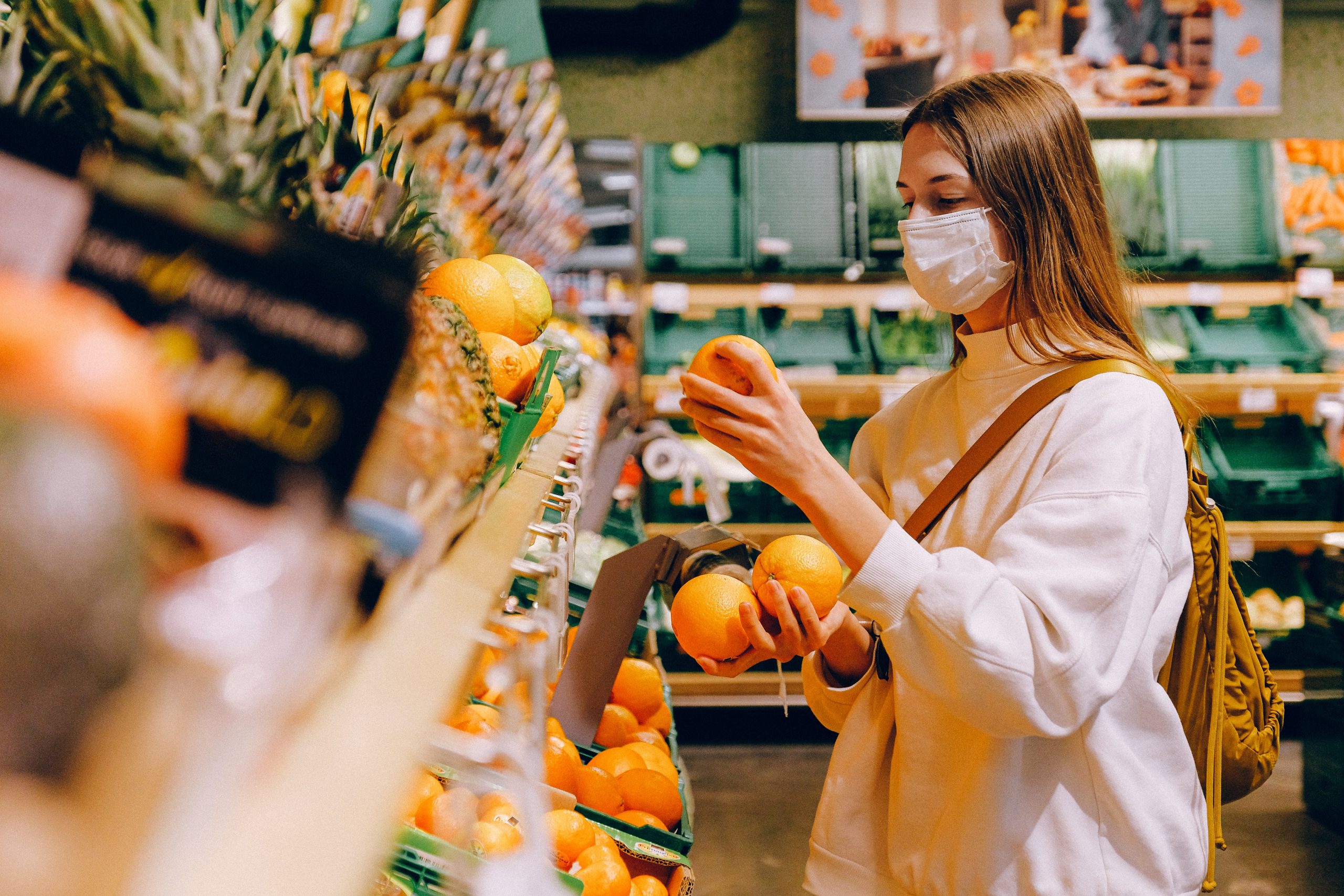 Bild von einer jungen Frau im Supermarkt