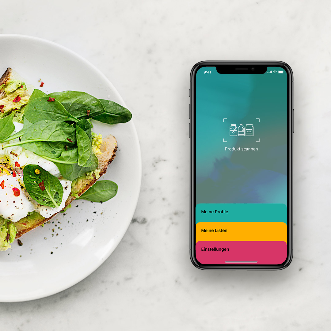 Die SoVi App ist mit der Scan Funktion geöffnet und das Handy liegt auf dem Tisch